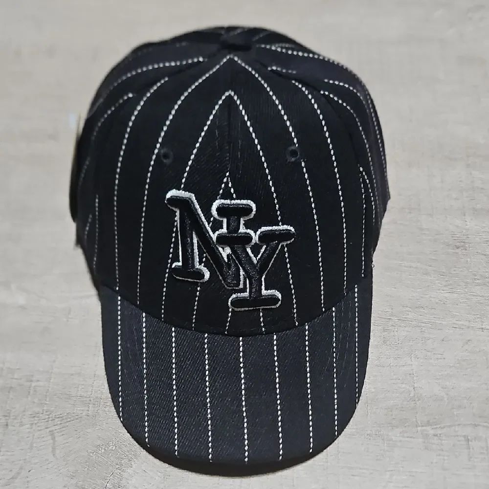 Black ๐โPinstripe NY Cap